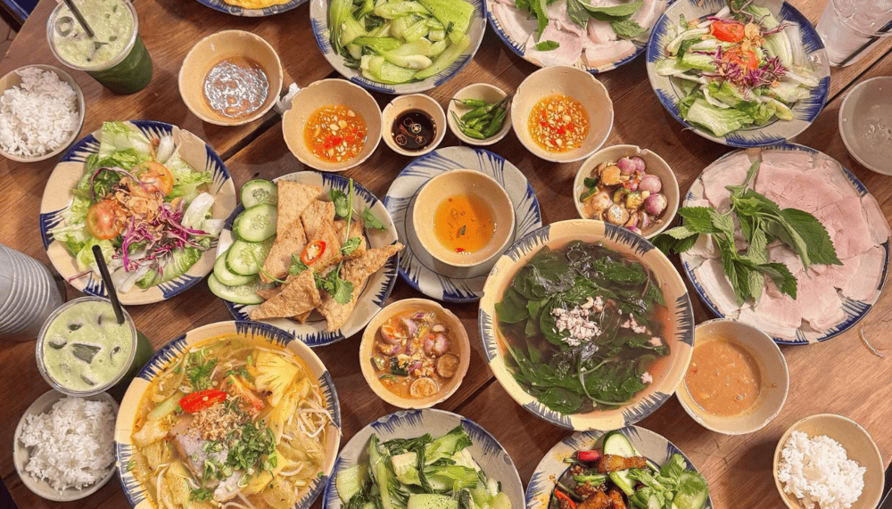 Qu&aacute;n đem đến những bữa cơm gia đ&igrave;nh đ&uacute;ng nghĩa với thực đơn c&aacute;c m&oacute;n mặn, x&agrave;o, canh, rau được thay đổi h&agrave;ng ng&agrave;y (Nguồn: Fanpage Tiệm cơm 19 HỒI Đ&Oacute;)